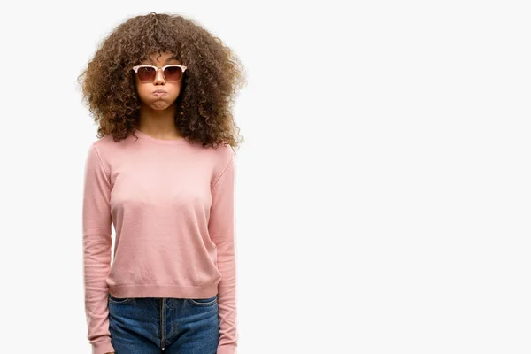 Mujer Afroamericana Con Gafas Sol Rosas Hinchando Mejillas Con Cara — Foto de Stock