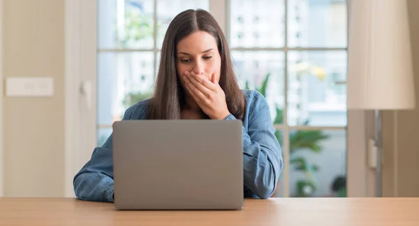 Mujer Joven Usando Ordenador Portátil Casa Boca Cubierta Con Mano — Foto de Stock