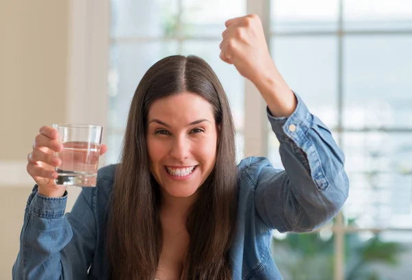 Ung Kvinna Dricker Glas Vatten Vid Hem Irriterad Och Frustrerad — Stockfoto