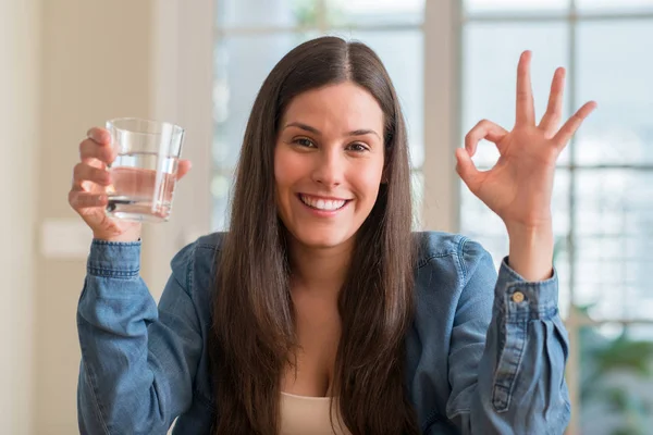 Ung Kvinna Dricka Glas Vatten Hemma Gör Tecken Med Fingrarna — Stockfoto
