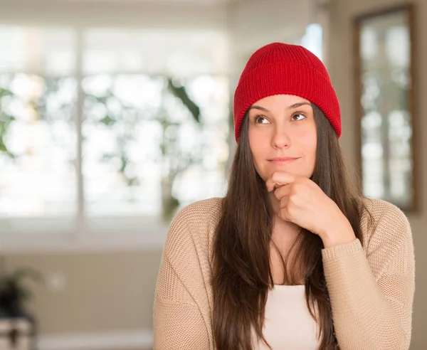 Jovem Mulher Bonita Vestindo Chapéu Vermelho Casa Rosto Sério Pensando — Fotografia de Stock