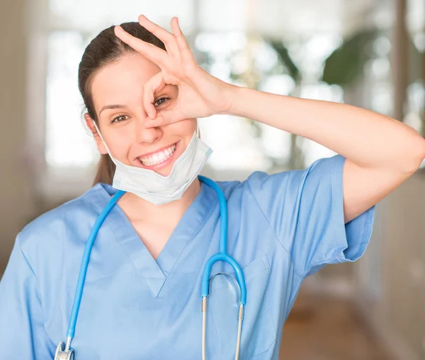 Junge Krankenschwester Mit Maske Und Stethoskop Mit Glücklichem Gesicht Lächelnd — Stockfoto