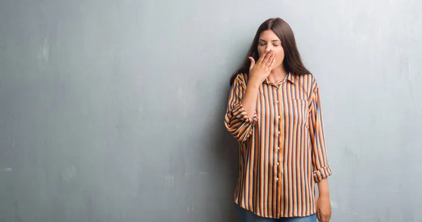 Jeune Femme Brune Sur Mur Gris Grunge Ennuyé Bâillement Fatigué — Photo