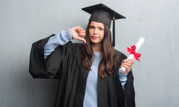 Fiatal Barna Felett Grunge Szürke Gazdaság Diploma Haragos Arc Negatív — Stock Fotó