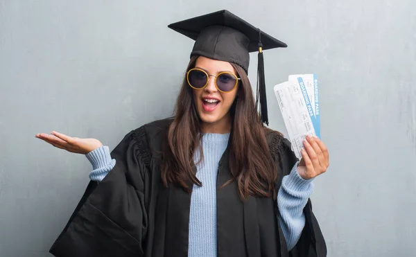 Jeune Femme Brune Sur Mur Gris Grunge Portant Uniforme Diplômé — Photo