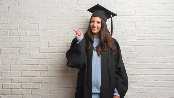 Mujer Morena Joven Pie Sobre Pared Ladrillo Blanco Con Uniforme —  Fotos de Stock