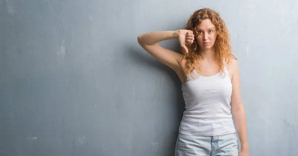 Junge Rothaarige Frau Über Graue Grunge Wand Mit Wütendem Gesicht — Stockfoto