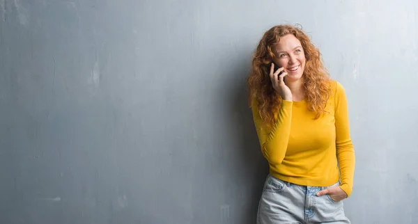 Młoda Ruda Kobieta Szary Mur Rozmawia Przez Telefon Szczęśliwy Twarz — Zdjęcie stockowe