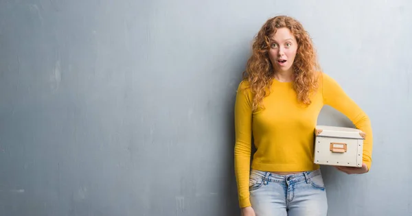 Jeune Femme Rousse Sur Mur Gris Grunge Tenant Boîte Peur — Photo