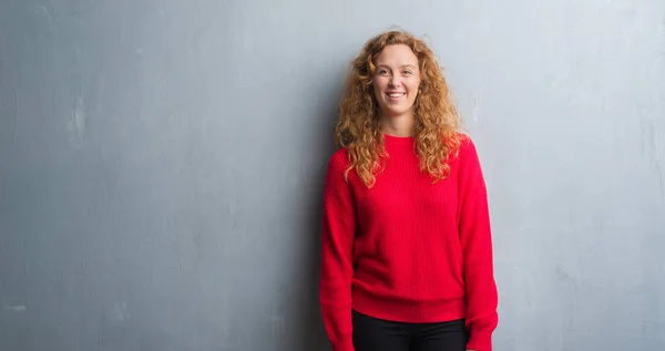 Mujer Pelirroja Joven Sobre Pared Gris Grunge Usando Suéter Rojo — Foto de Stock