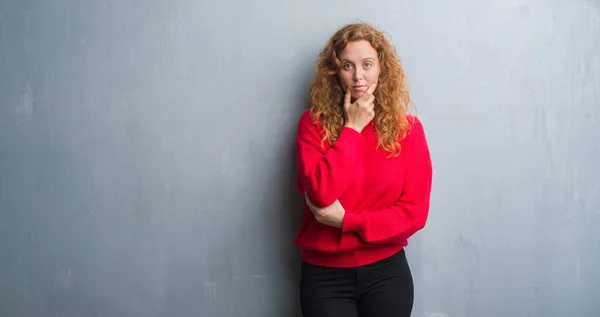 Mujer Pelirroja Joven Sobre Pared Gris Grunge Usando Suéter Rojo — Foto de Stock