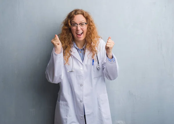 Joven Doctora Pelirroja Sobre Una Pared Gris Grunge Con Abrigo —  Fotos de Stock