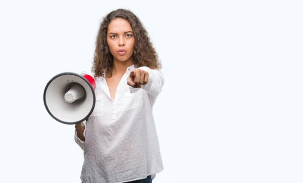 Joven Mujer Hispana Sosteniendo Megáfono Apuntando Con Dedo Cámara Signo — Foto de Stock