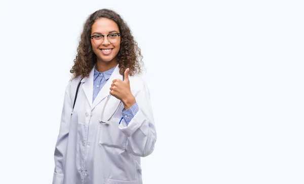 年轻的西班牙裔医生的女人高兴与大微笑做 拇指与手指 优秀的标志 — 图库照片