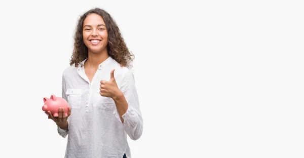 Giovane Donna Ispanica Che Tiene Salvadanaio Felice Con Grande Sorriso — Foto Stock