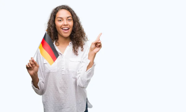 Jovem Hispânica Segurando Bandeira Alemanha Muito Feliz Apontando Com Mão — Fotografia de Stock