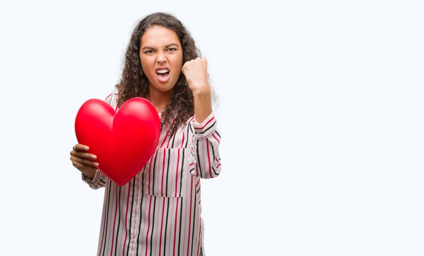 Mulher Hispânica Jovem Amor Segurando Coração Vermelho Irritado Frustrado Gritando — Fotografia de Stock