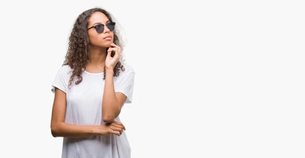 Junge Hispanische Frau Mit Sonnenbrille Die Hand Kinn Nachdenklich Fragend — Stockfoto