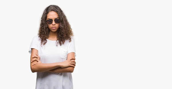 Jeune Femme Hispanique Portant Des Lunettes Soleil Sceptiques Nerveuses Désapprouvant — Photo