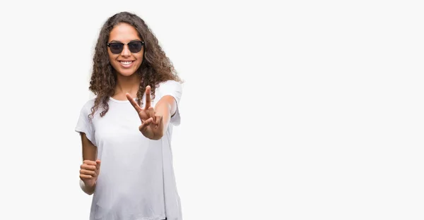 Mujer Hispana Joven Con Gafas Sol Sonriendo Mirando Cámara Mostrando — Foto de Stock
