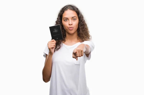 Jovem Hispânica Segurando Passaporte Austrália Apontando Com Dedo Para Câmera — Fotografia de Stock