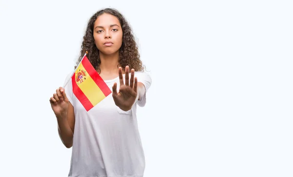 Mujer Hispana Joven Sosteniendo Bandera España Con Mano Abierta Haciendo —  Fotos de Stock