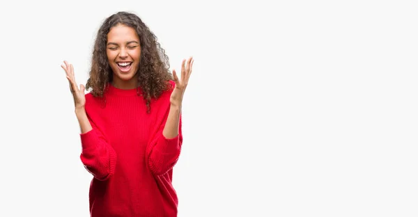 Mujer Hispana Joven Vistiendo Suéter Rojo Celebrando Loco Loco Por —  Fotos de Stock