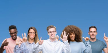 Grup üzerinde gösterilen ve parmakları ile işaret eden oktan yukarı mavi blackground arkadaşıyla bileşimi kendinden emin ve mutlu gülümseyerek süre 6 numara.