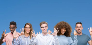 Kendinden emin ve mutlu gülümseyerek süre 8 numaralı üzerinde gösterilen ve parmakları ile işaret eden oktan yukarı mavi blackground arkadaş grubu bileşimi.