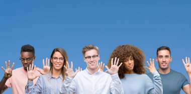 Grup üzerinde gösterilen ve parmakları ile işaret eden oktan yukarı mavi blackground arkadaşıyla bileşimi numara 9 kendinden emin ve mutlu gülümseyerek süre.