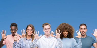 Üzerinde gösterilen ve parmakları ile işaret eden oktan yukarı mavi blackground arkadaş grubu bileşimi kendinden emin ve mutlu gülümseyerek süre on numara.