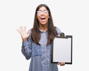 Kocaman bir gülümseme ile çığlık zaferini kutluyor ve ellerini kaldırdı Pano çok mutlu ve heyecanlı, kazanan ifade tutan genç İspanyol kadın