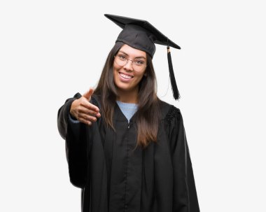 Kap ve dostça sunan el sıkışma tebrik ve davet edici olarak gülümseyen üniforma giyen genç İspanyol kadın mezun oldu. Başarılı iş.