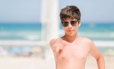 Kamera ve size parmak ile işaret sahilde genç çocuk tatil günlerinde el işareti, pozitif ve kendinden emin bir jest ön
