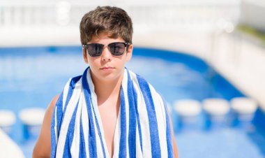 Acımak yüz ciddi düşünüyorum üstünde kendine güvenen bir ifade ile plajda yüzme havuzunda tatil günlerinde genç çocuk