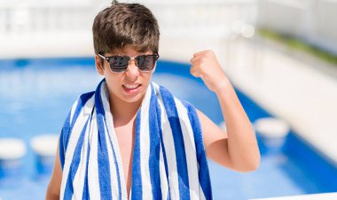 Tatil günlerinde genç çocuk yüzme havuzu plajda rahatsız ve boşa çıkarmak ile öfke, çılgın ve yükseltilmiş eliyle diye bağıran öfke kavramı bağırarak.