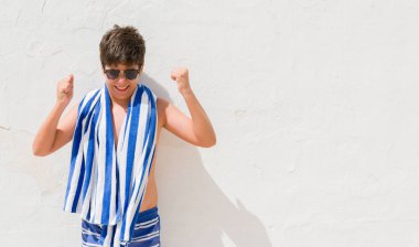 Duygu tezahürat genç çocuk gurur çığlık ve zafer ve başarı çok heyecanlı, kutluyor Donanma havlu giyen tatil günleri