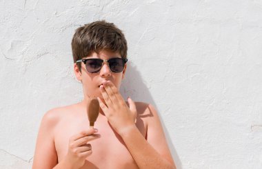 Elle için hata, ifade korku, utanç ile şok dondurma kapak ağız yeme tatil günlerinde genç çocuk sessizlik içinde gizli kavramı korkuttu