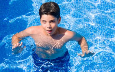 Plajda bir sürpriz yüz, korkuyor ve heyecanlı korku ifadesi ile şok korkmuş yüzme havuzunda tatil günlerinde genç çocuk