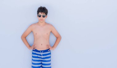 Acımak yüz ciddi düşünüyorum üstünde kendine güvenen bir ifade ile duvarın üzerinden ayakta tatil günlerinde genç çocuk