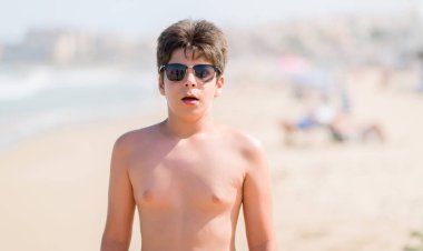 Bir sürpriz yüz, korkuyor ve heyecanlı korku ifadesi ile şok korkmuş sahilde tatil günlerinde genç çocuk