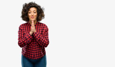 Güzel Arap kadınla birlikte dua eller jest, umut ifadelerini belirtti ve kavram lütfen