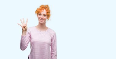 Gösterilen ve parmakları ile işaret genç Kızıl saçlı kadın kendinden emin ve mutlu gülümseyerek süre dört numara.