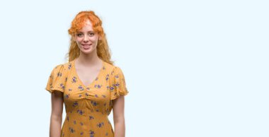 Yüzünde mutlu ve güzel bir gülümseme ile genç Kızıl saçlı kadın. Şanslı kişi.