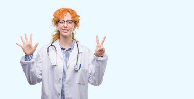 Genç redhead gösterilen ve parmakları ile işaret üniforma giyen doktor kadın kendinden emin ve mutlu gülümseyerek süre yedi numara.