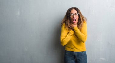 Orta yaş İspanyol kadın bağırarak gözlüklü gri duvardan ve çünkü boğmak acı kendi ellerimle öldürürüm. Sağlık sorunu. Yaralarından ve intihar kavramı.