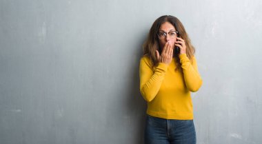 Orta yaş İspanyol kadın telefon kapak ağzı el ile üzerinde hata, korku, ifade için utanç ile şok söz sessizlik içinde gizli kavramı korkuttu