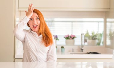 Kızıl saçlı kadın mutfak için hata, kafasına el ile sürpriz at hata hatırlıyorum. Unuttum, kötü bellek kavramı.