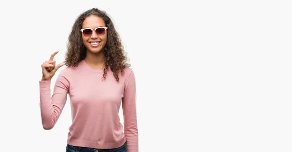 Beautiful Young Hispanic Woman Wearing Sunglasses Smiling Confident Gesturing Hand — Stock Photo, Image