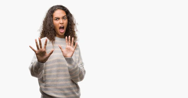 Schöne Junge Hispanische Frau Trägt Streifen Pullover Angst Und Erschrocken — Stockfoto